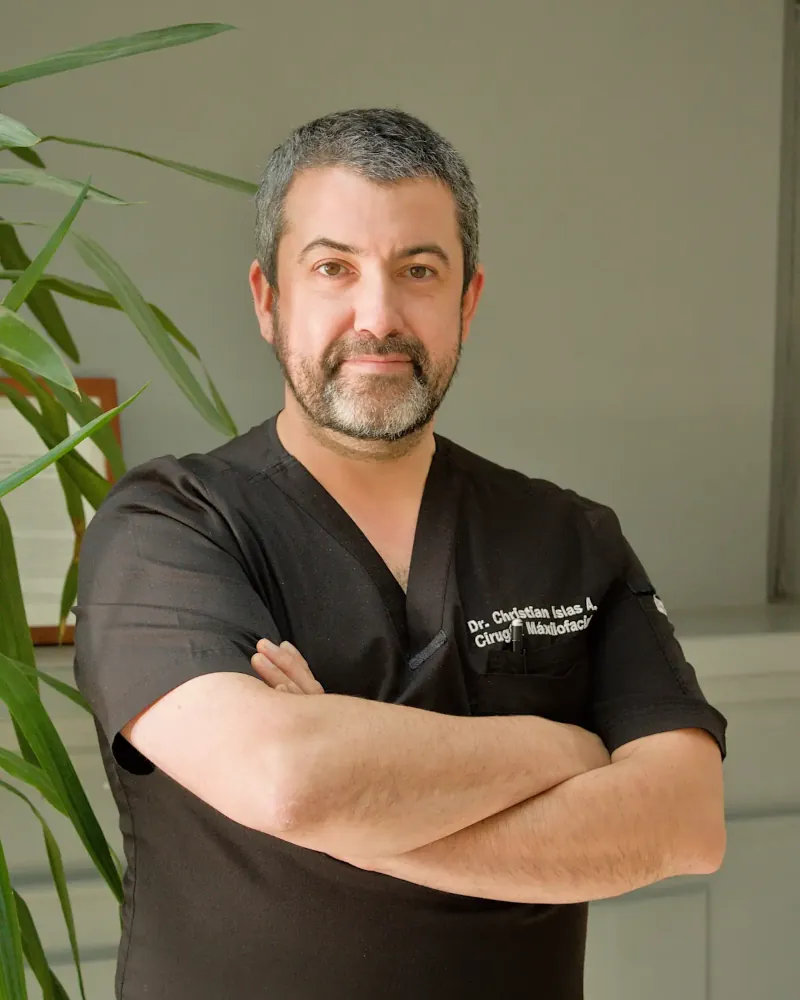 Dr. Christian Islas A. - Cirugía Maxilofacial